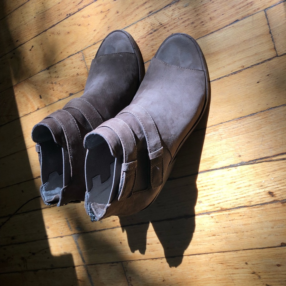 Peep toe bootie